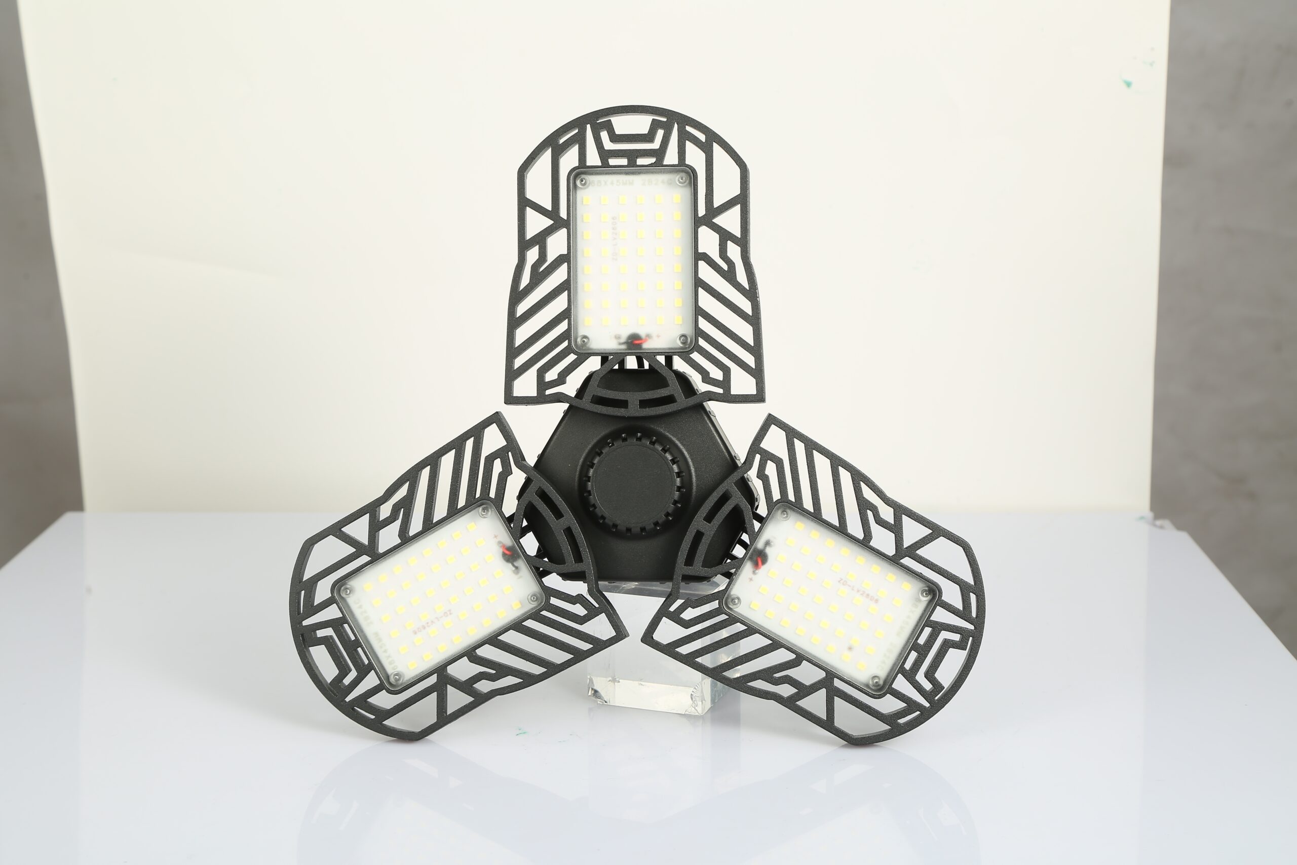 LED Garage Light E26 E27 80W 7000LM 6500K Garage Ceiling Light Deformable Workshop Lamp Die Cast Aluminum LED Ceiling Light Bulbs With 3 Adjustable Panels For Barn Shop Warehouse Workshop C - Image 3